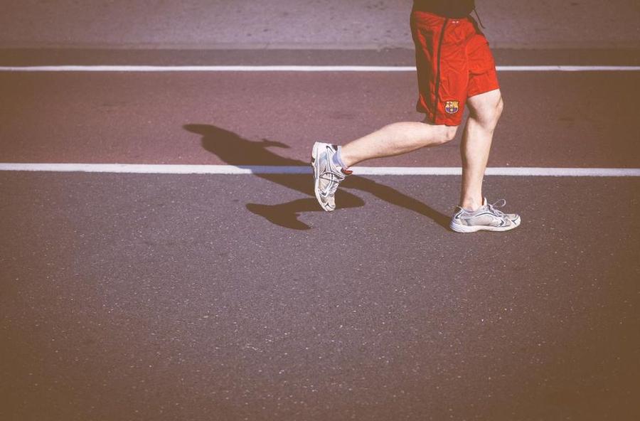 Persona corriendo por la calle, imagen ilustrativa