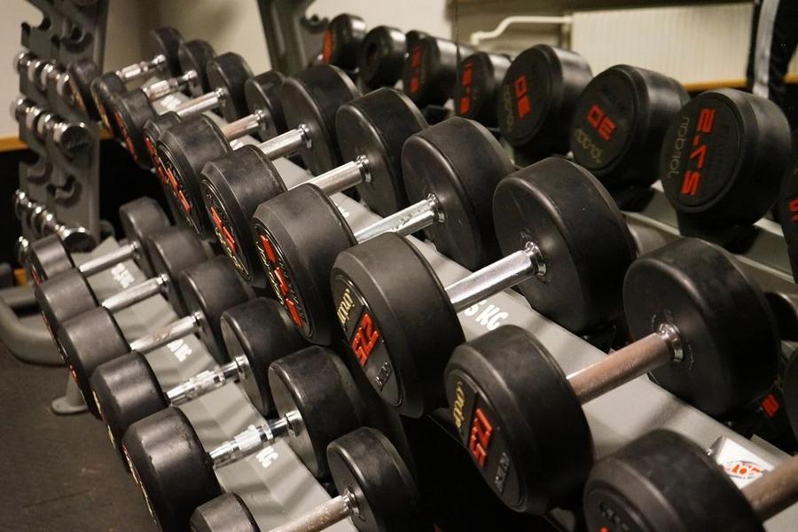 Mancuernas en el rack de un gimnasio, imagen ilustrativa