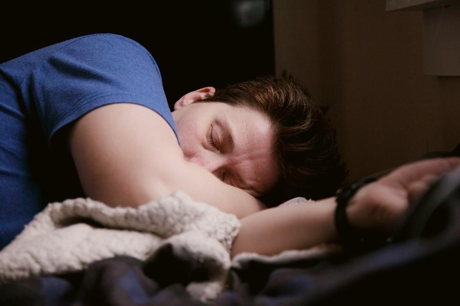 Hombre con remera azul durmiendo