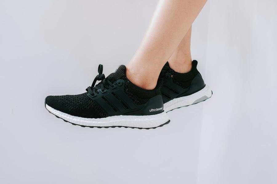 Persona con zapatillas atleticas blancas y negras