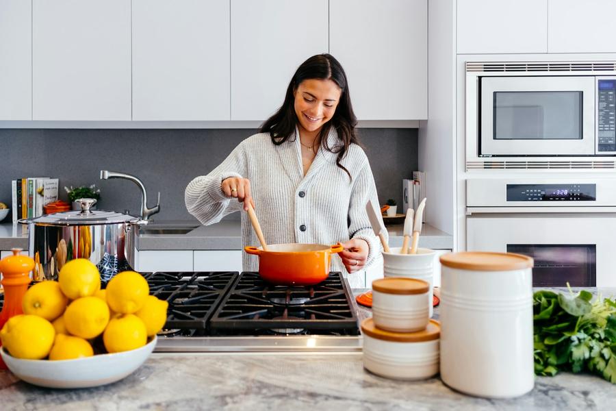 Mujer cocinando en la cocina
