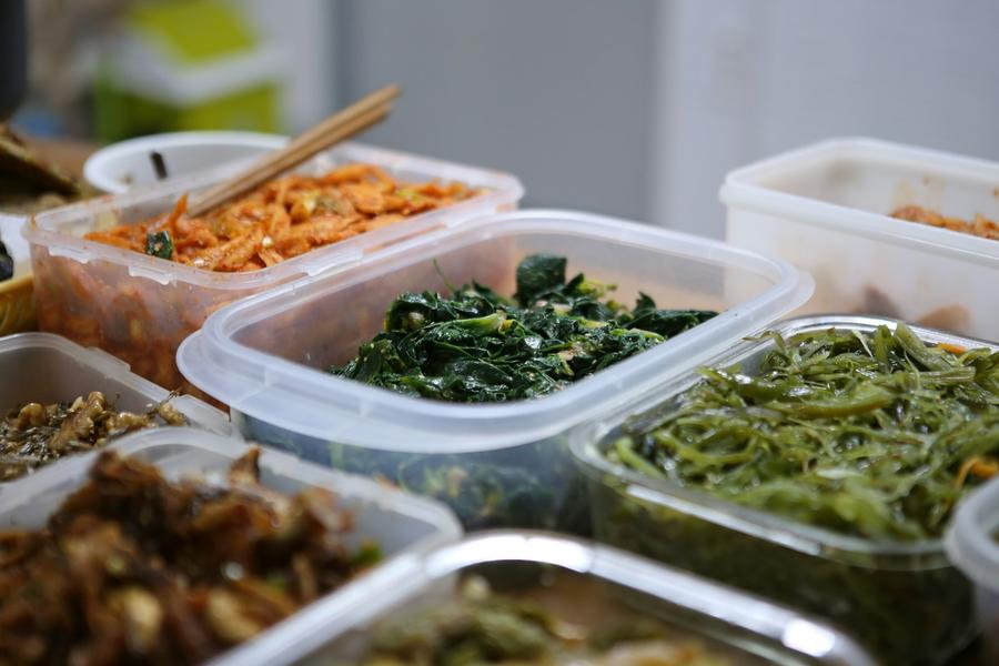 Variedad de comidas cocidas en recipientes