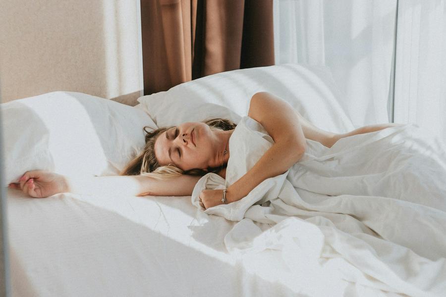 Persona acostada en una cama
