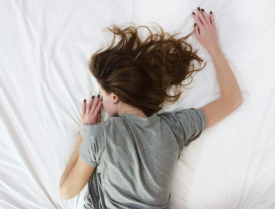 Mujer acostada en la cama