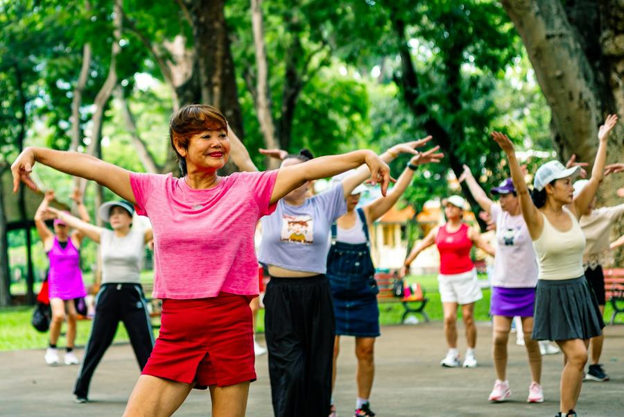 Grupo de mujeres haciendo ejercicio juntas en un parque