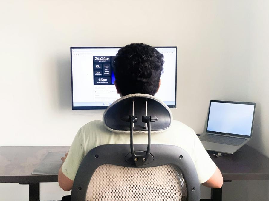Hombre sentado frente a un monitor de computadora