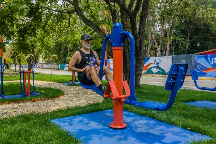 Hombre mayor haciendo ejercicio en equipamiento de un parque