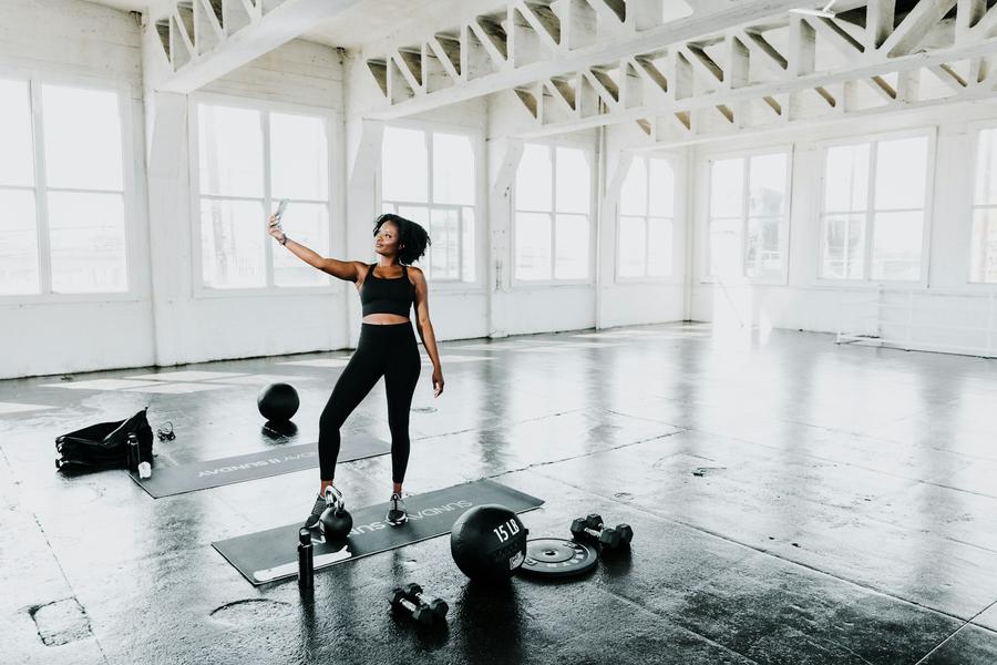 Mujer haciendo ejercicios en un gimnasio