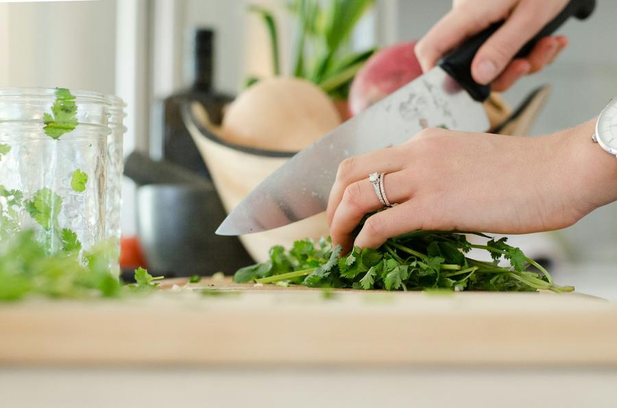Persona cortando verduras con un cuchillo