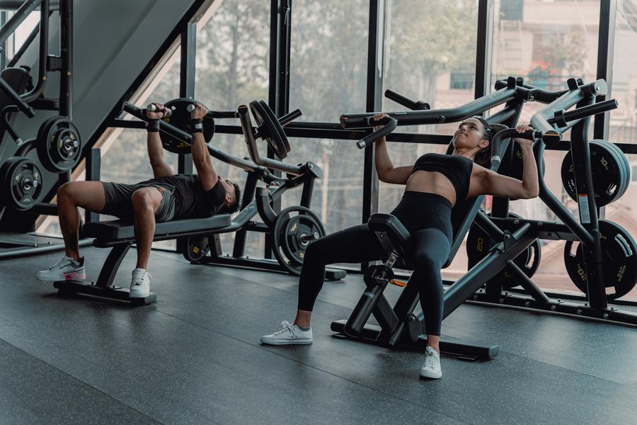 Grupo de personas entrenando en un gimnasio