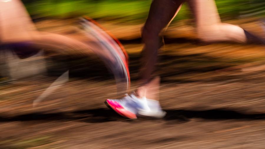 Foto borrosa de una persona corriendo