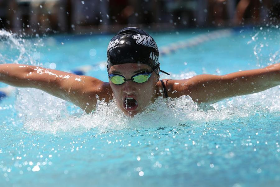 Persona con antiparras de natacion en una pileta