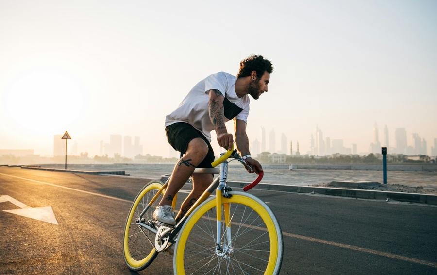 Hombre andando en bicicleta por un camino durante el dia