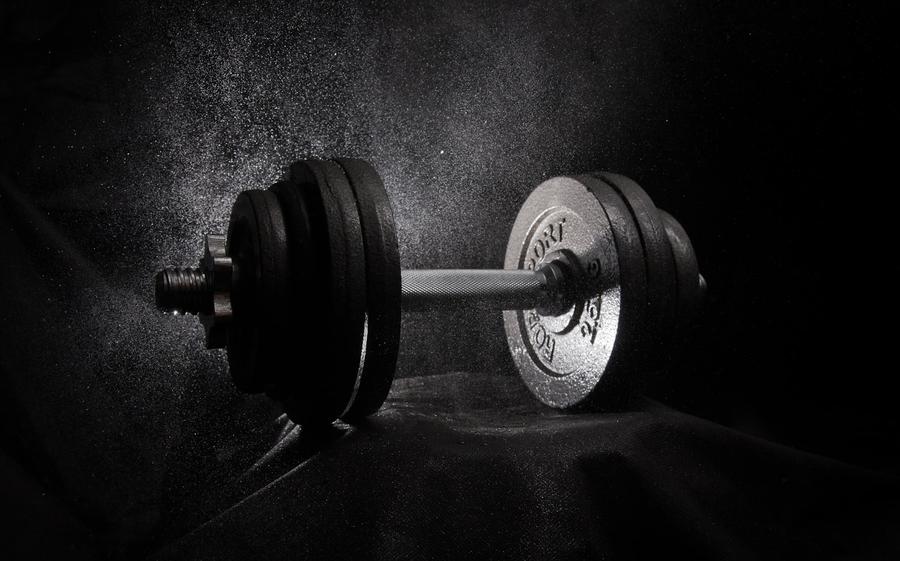 Foto en blanco y negro de una mancuerna