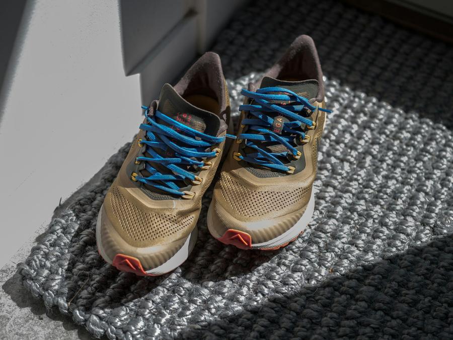 Par de zapatillas con cordones azules