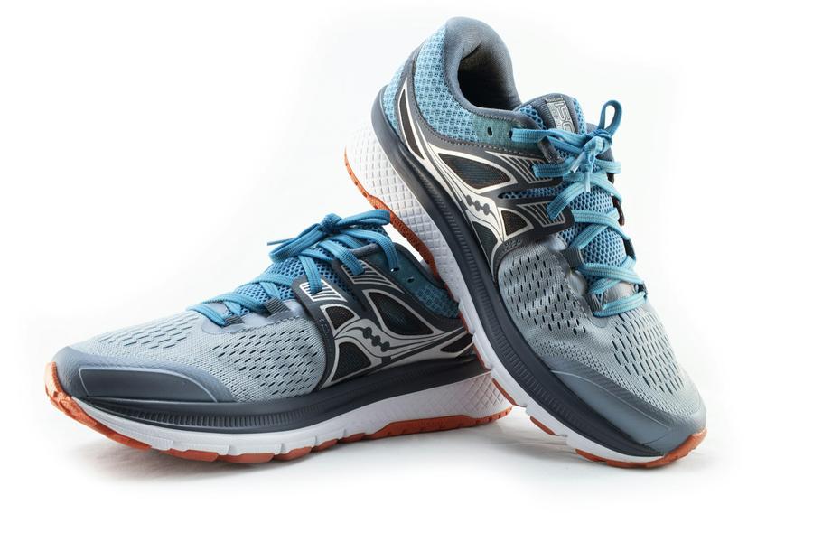 Par de zapatillas para correr sobre fondo blanco
