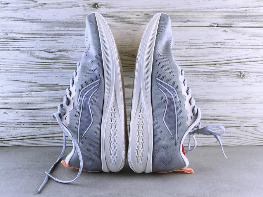 Par de zapatillas grises con cordones blancos